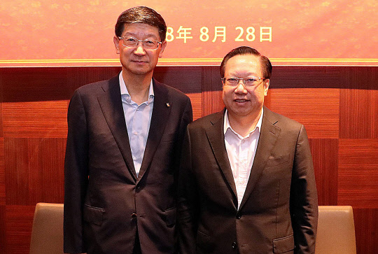 CJ대한통운은 28일 서울 장충동 신라호텔에서 박근태 CJ대한통운 사장 겸 CJ중국본사 대표가 왕샤오동 성장 등 중국 허베이성 인민정부 방한단의 환영 조찬 간담회를 가졌다고 밝혔다. 박근태 CJ대한통운 사장 겸 CJ중국본사 대표(왼쪽부터)가 왕샤오동 성장이 기념촬영을 하고 있다. <CJ대한통운 제공>